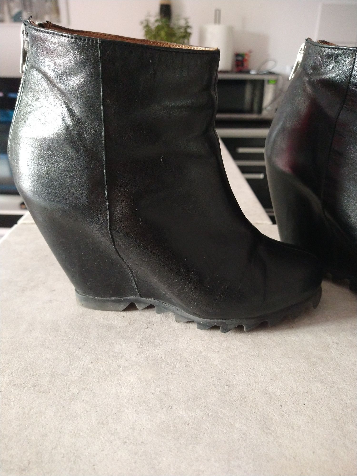 Skórzane buty na koturnie 37 made in Portugal