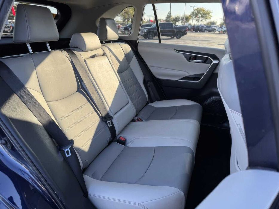 Toyota RAV4 XLE Premium      2021