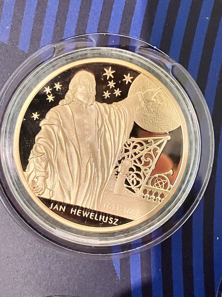 Złoty medal z Mikołajem Kopernikiem i pozłacani polscy naukowcy .