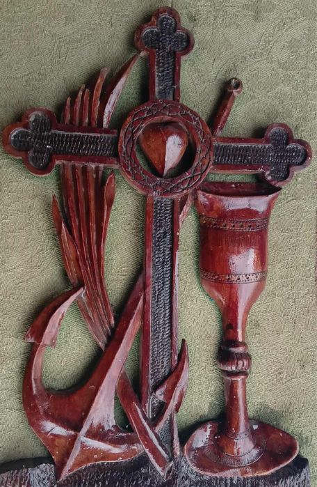 Старовинний, Різьблений дерев'яний хрест. віри, надії та любові.