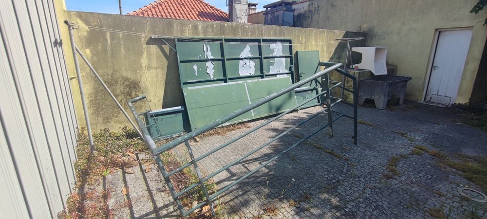 Portão de correr  e  grades em chapa - ferro galvanizado