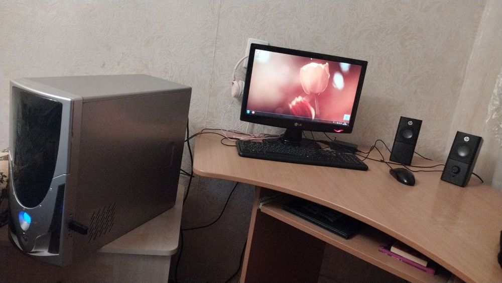Комп'ютер, монітор, колонки, клавіатура, мишка