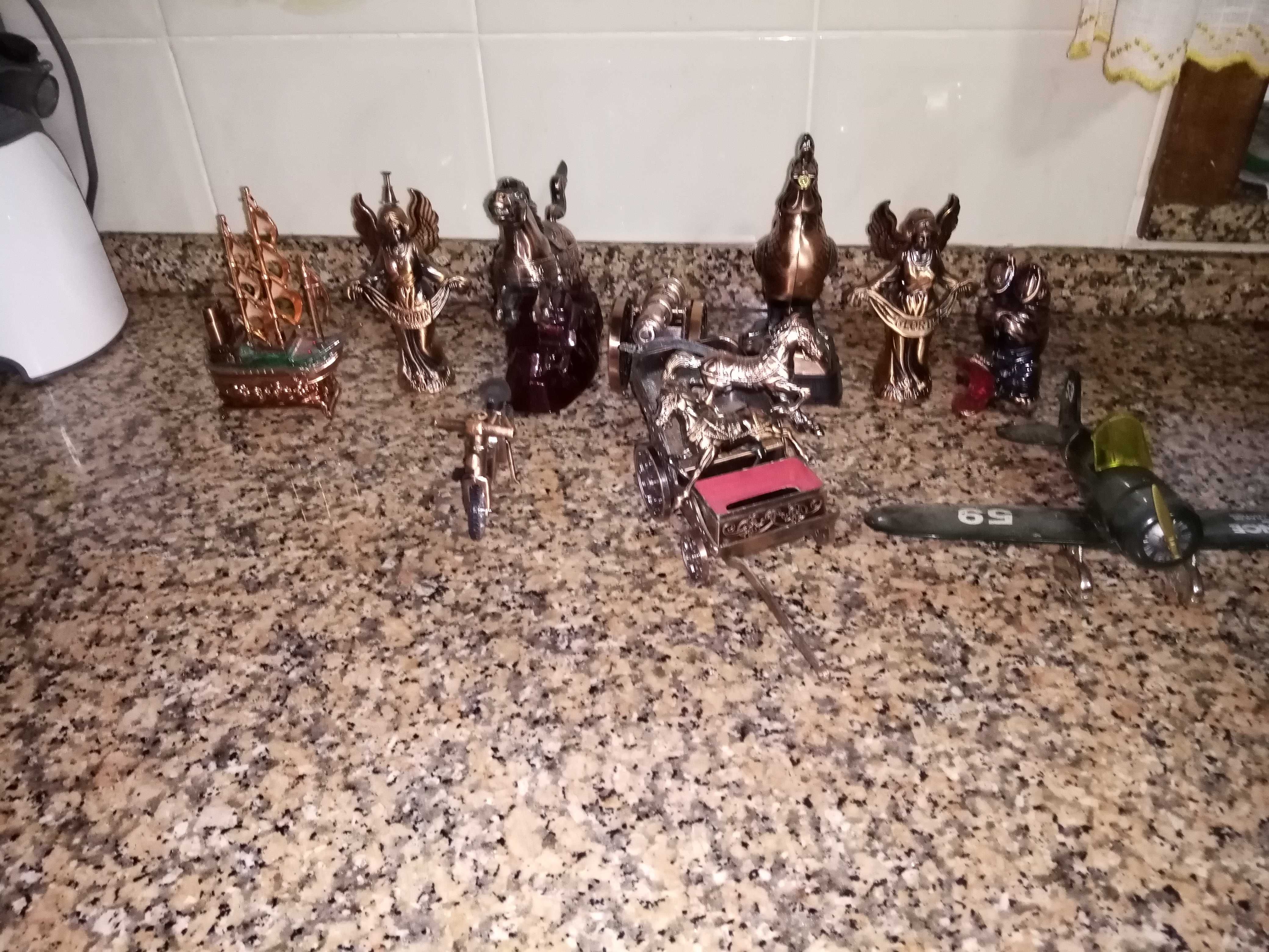 Decoração em bronze e latao