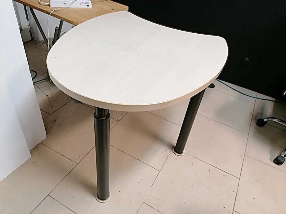 Secretária 74cm x 84cm creme com pés de Metal