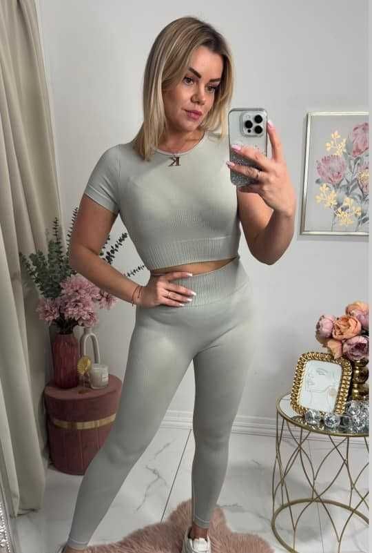 Komplet sportowy, elastyczny, modelujący top i legginsy