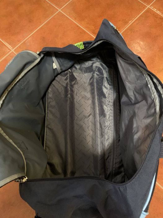 Saco de viagem grande.