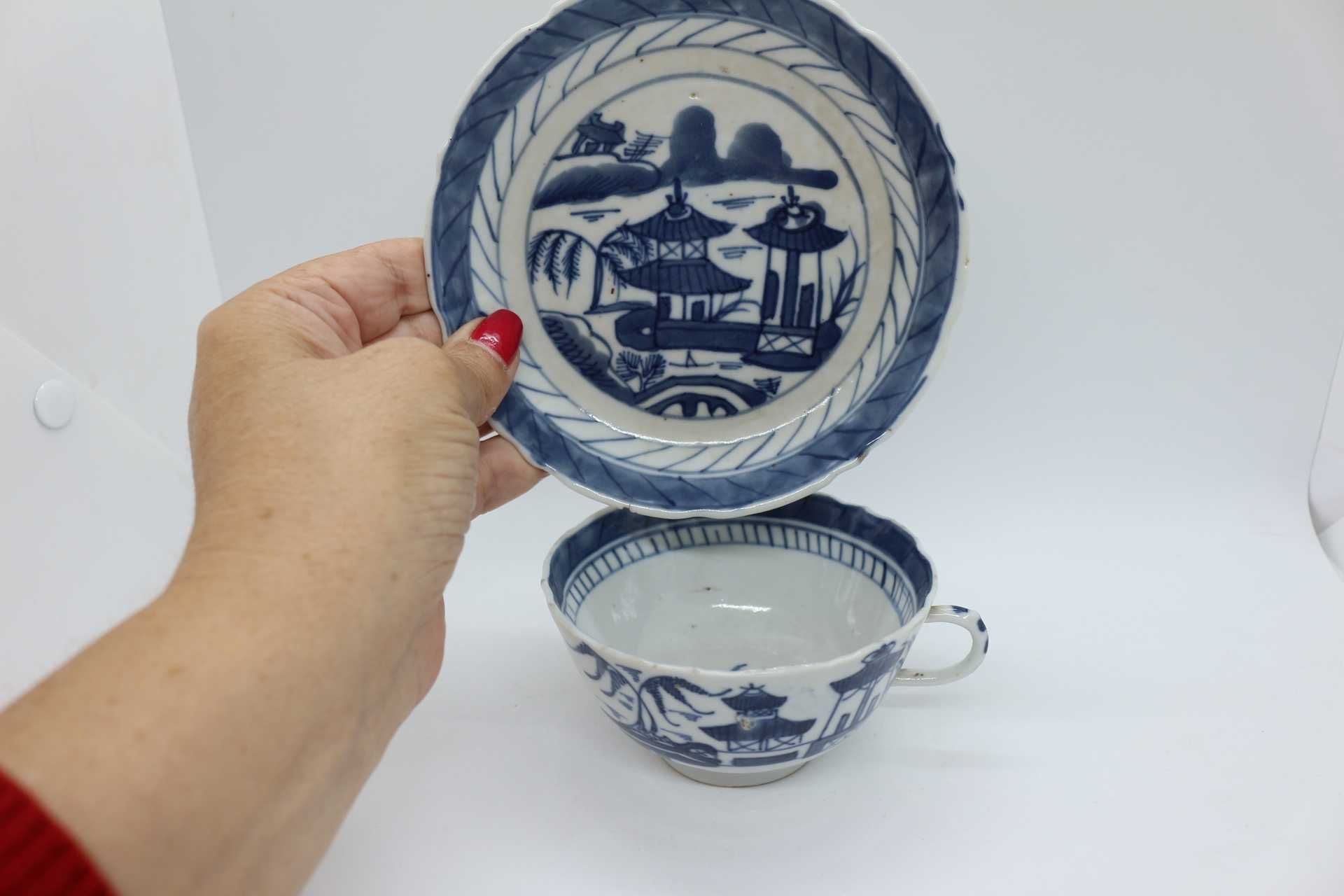 Chávena e Pires em porcelana Chinesa Fluvial e Pagodes XIX