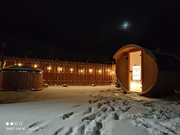 Dom nad jeziorem z balią, jacuzzi, sauną oraz sprzętem pływającym