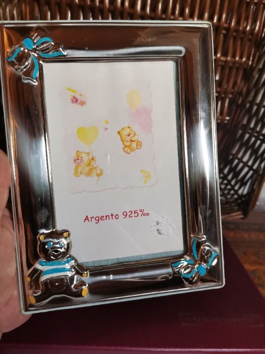 Moldura em prata com motivos de criança