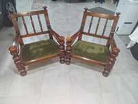 2 Cadeiroes em madeira