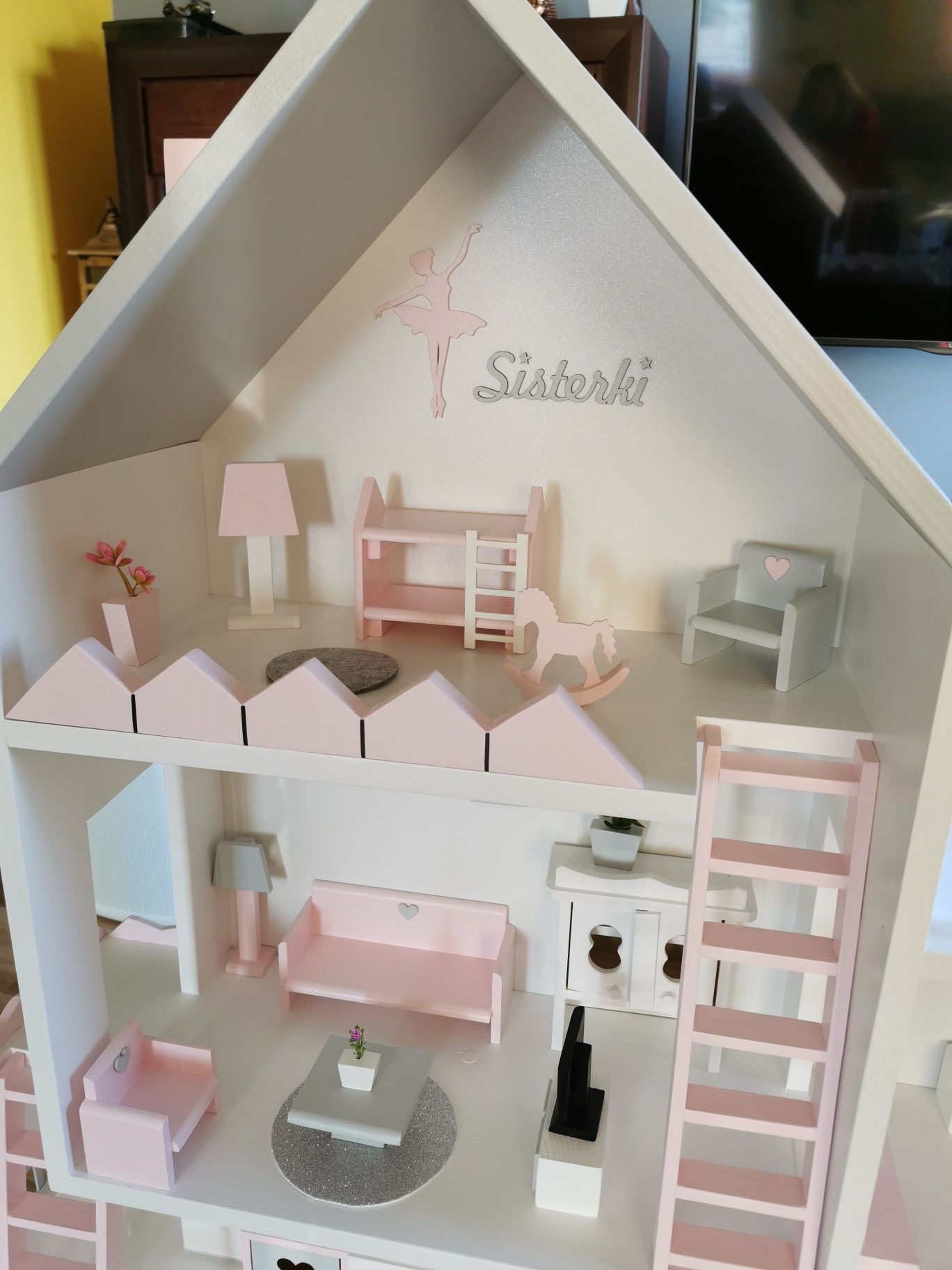 Drewniany domek dla lalek Barbie