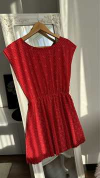 Яскрава черврна сукня