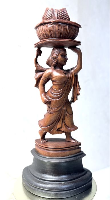 Magnífica pequena antiga escultura do Sec. XIX em madeira esculpida