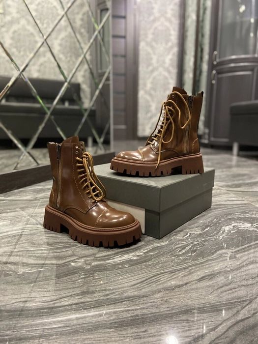 Брутальные карамельные бутсы balenciaga boots tractor brown.