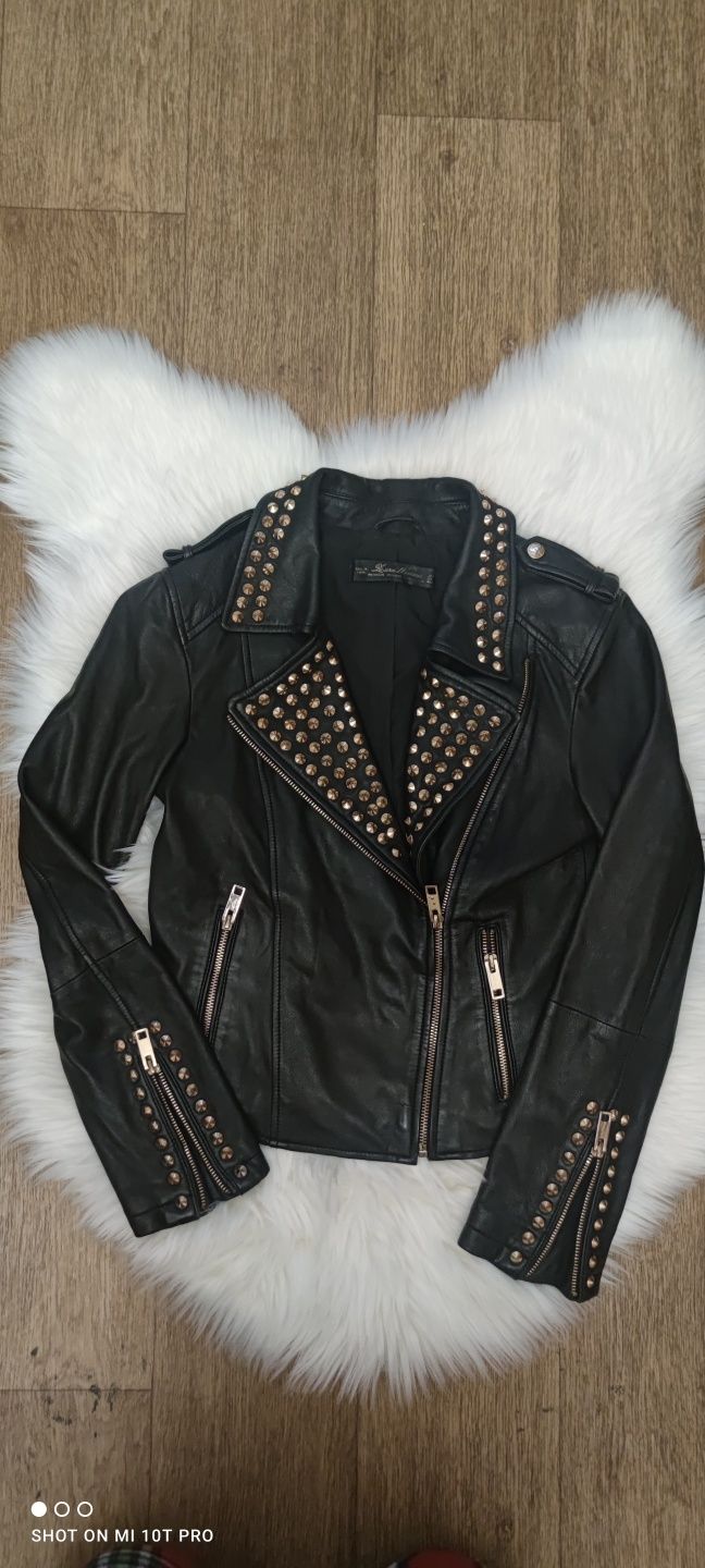 Жіноча шкіряна куртка-косуха фірми zara чорного кольору.