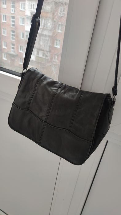 Шкіряна сумка через плече, багато кишень.