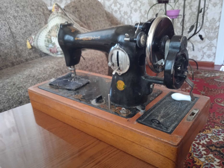 Продам швейну машинку