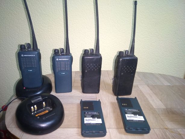 Четыре радиостанции Motorola P040.