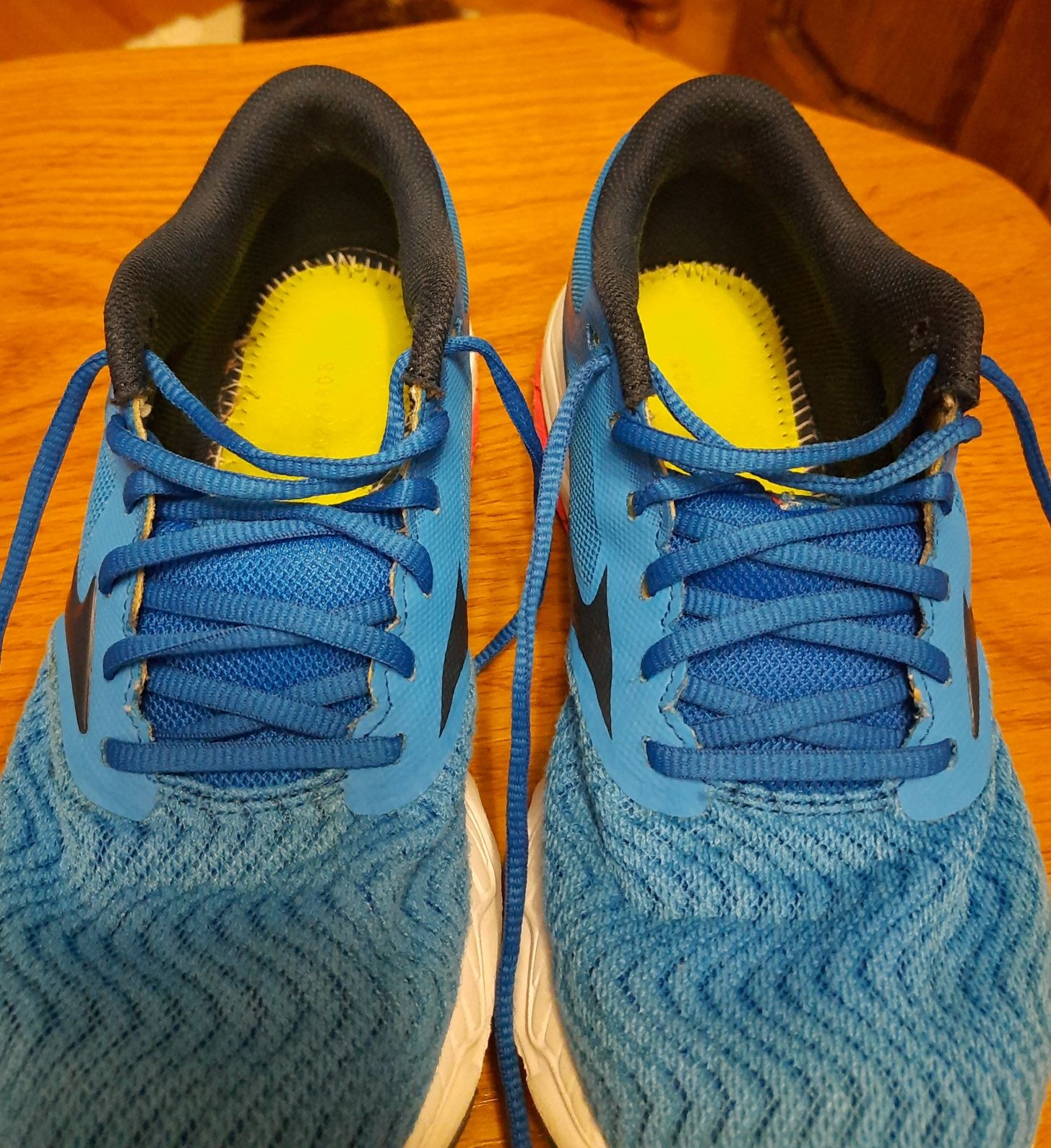 Кросівки Mizuno Wave Prodigy 4 (розмір 38/24см) в ідеальному стані