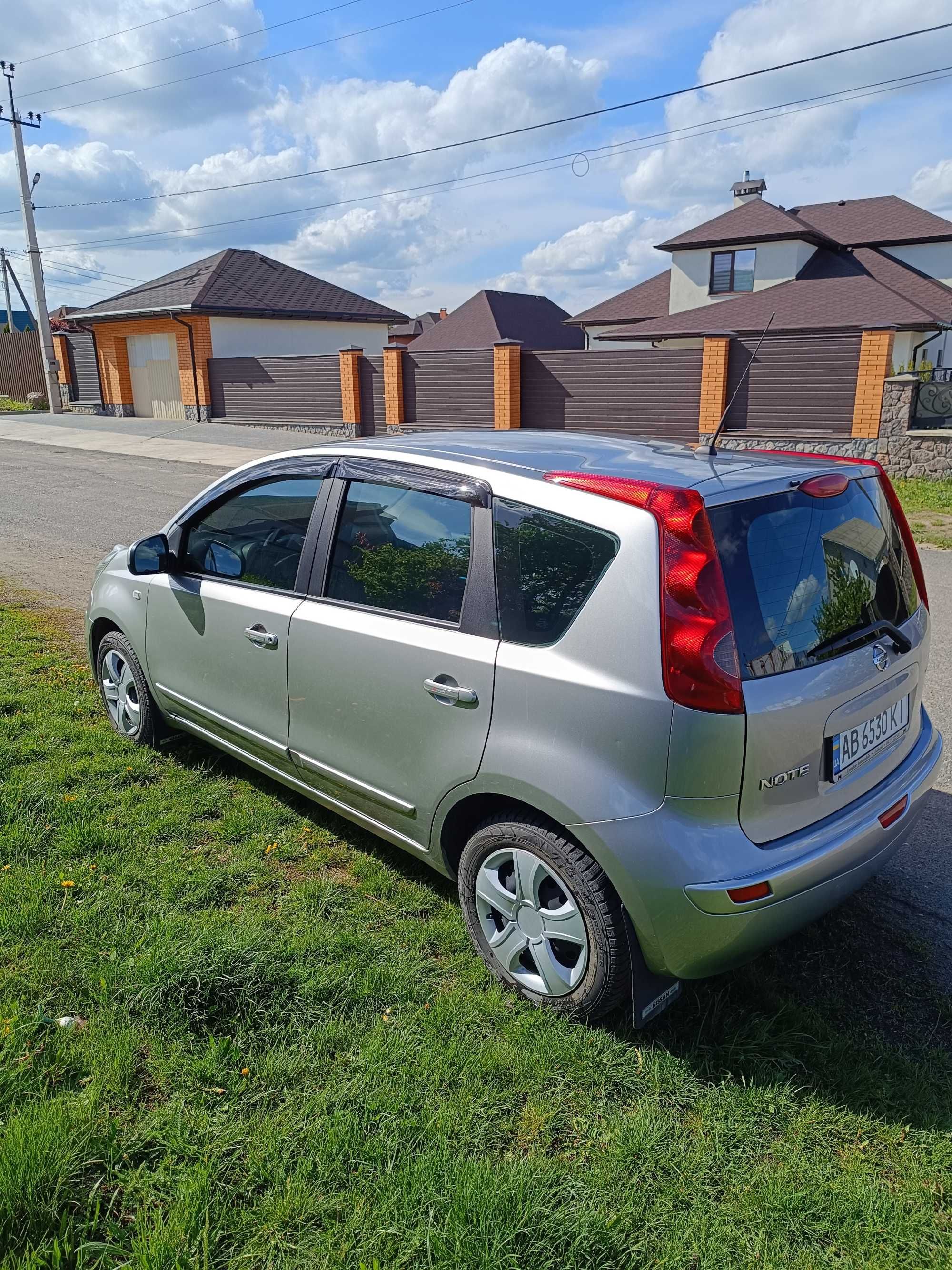 Продам автомобіль Nissan Note.