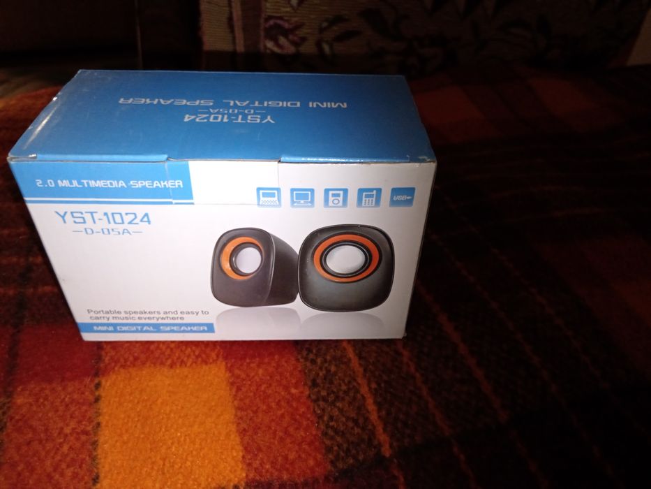 Колонки портативні з AUX та USB дротами.