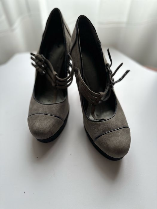 Туфлі сірі, чорна підошва. 38р. 150 грн.