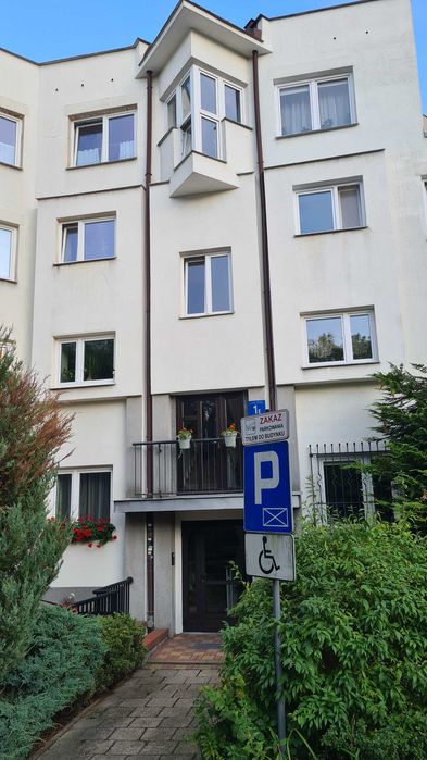 Przestronne mieszkanie w zielonej okolicy.