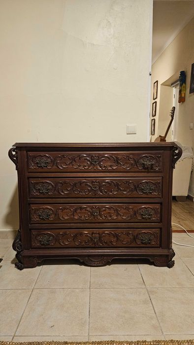 2 Mesas de cabeceira e uma comoda, antigas mas muito boa madeira