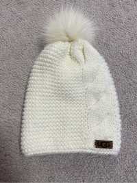 Біла жіноча зимова тепла вʼязана шапка з помпоном ugg