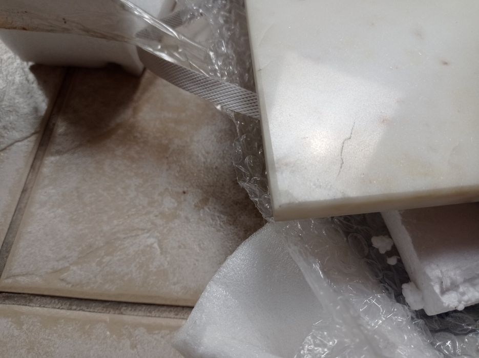 Stolik kawowy - marmur naturalny biały z czarnymi żyłkami.