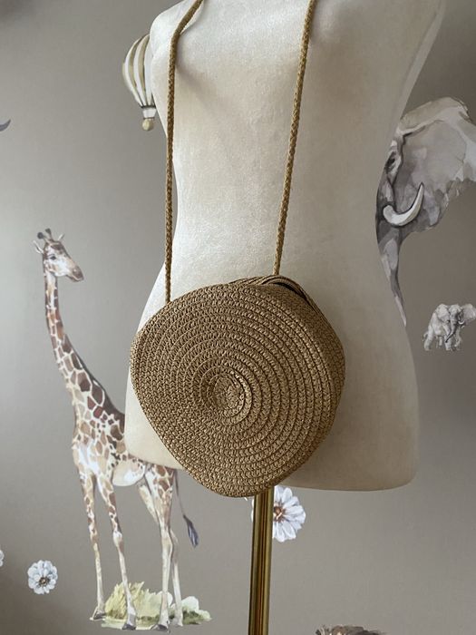 Mała okrągła pleciona torebka słomianka boho beżowa