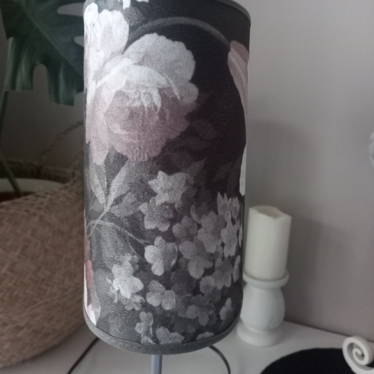 Lampa  Ikea z waskim kolorowym kloszem w kwiaty na parapet