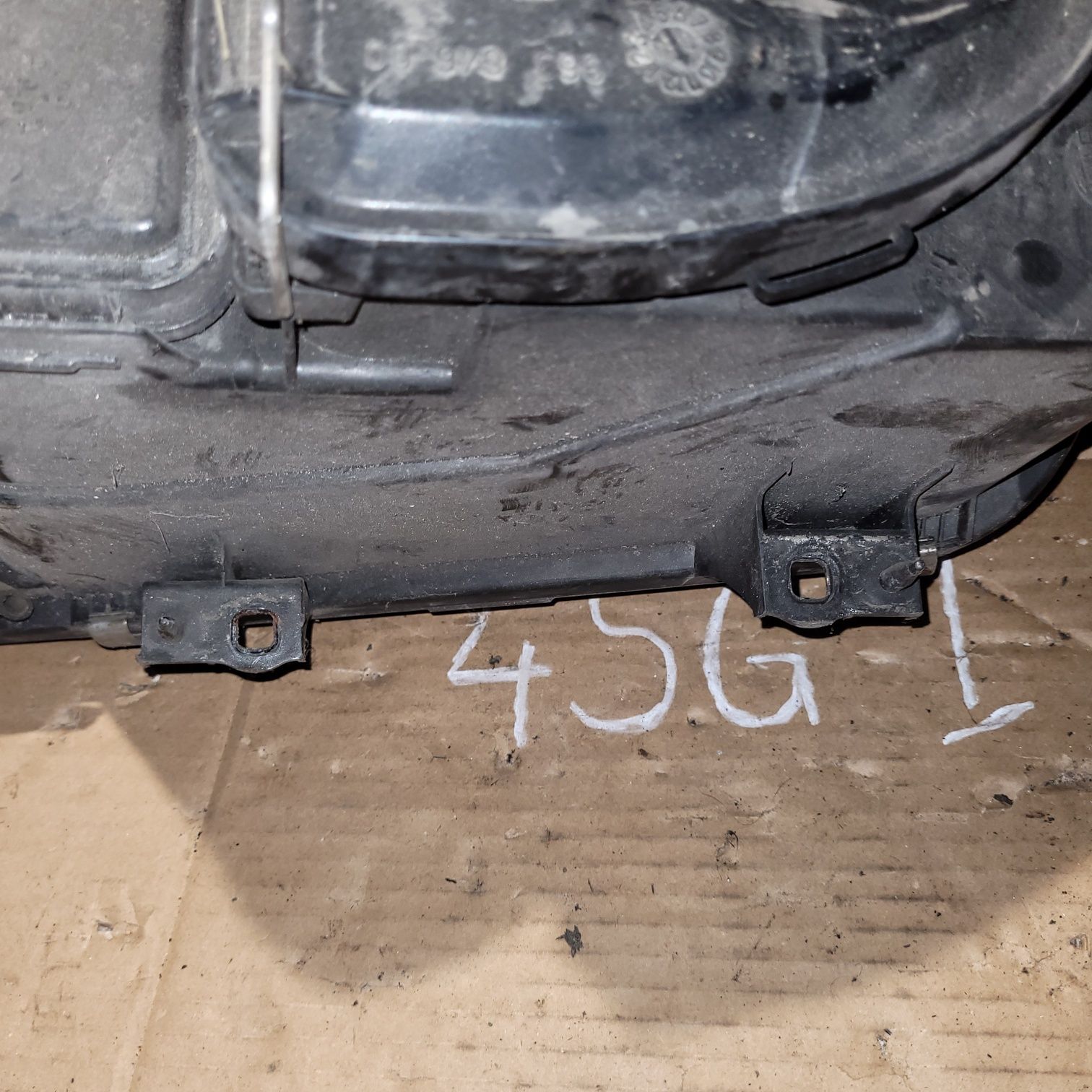 Lampa przód prawa vw bora 2001r HELLA