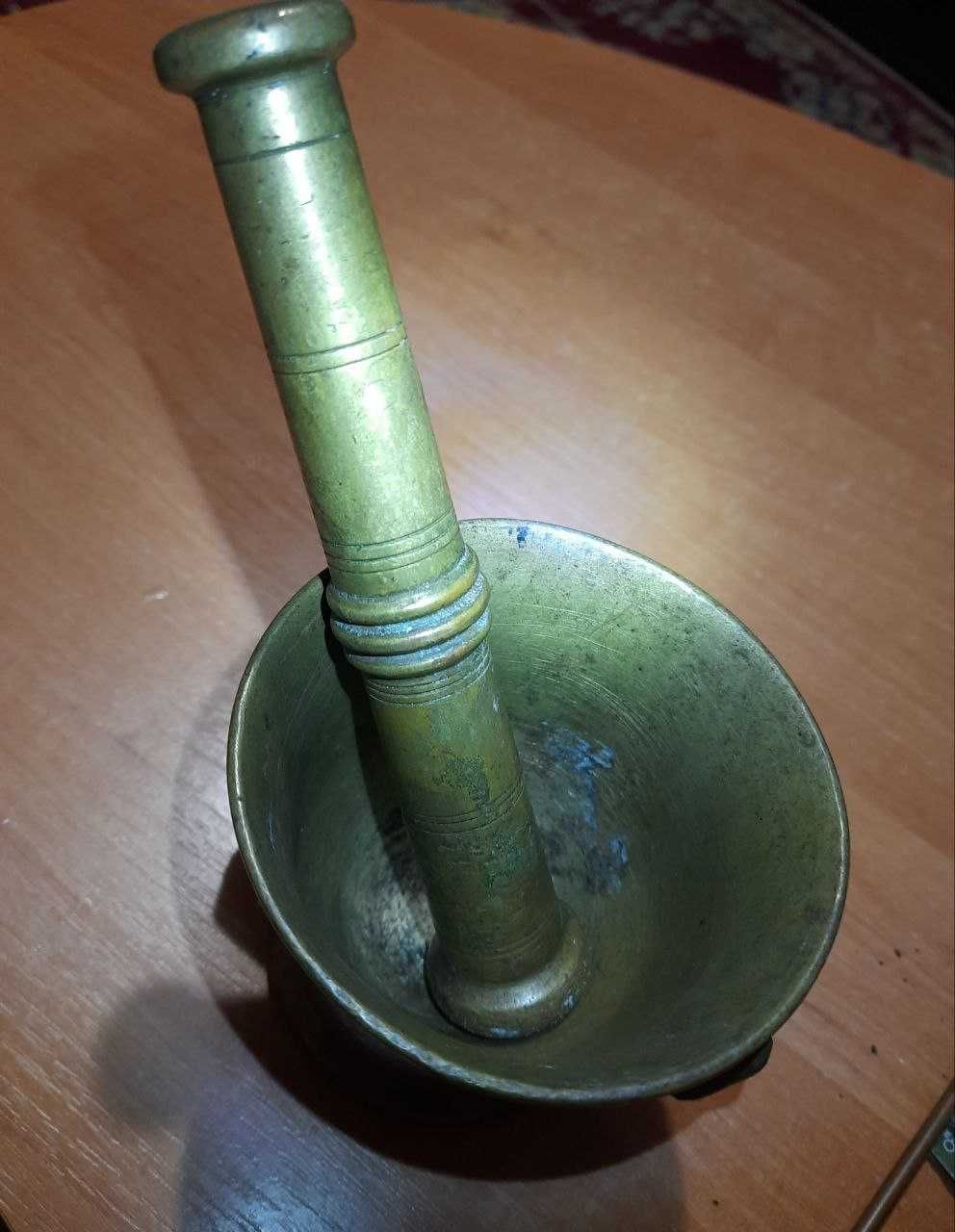 Ступка бронзовая с пестиком.