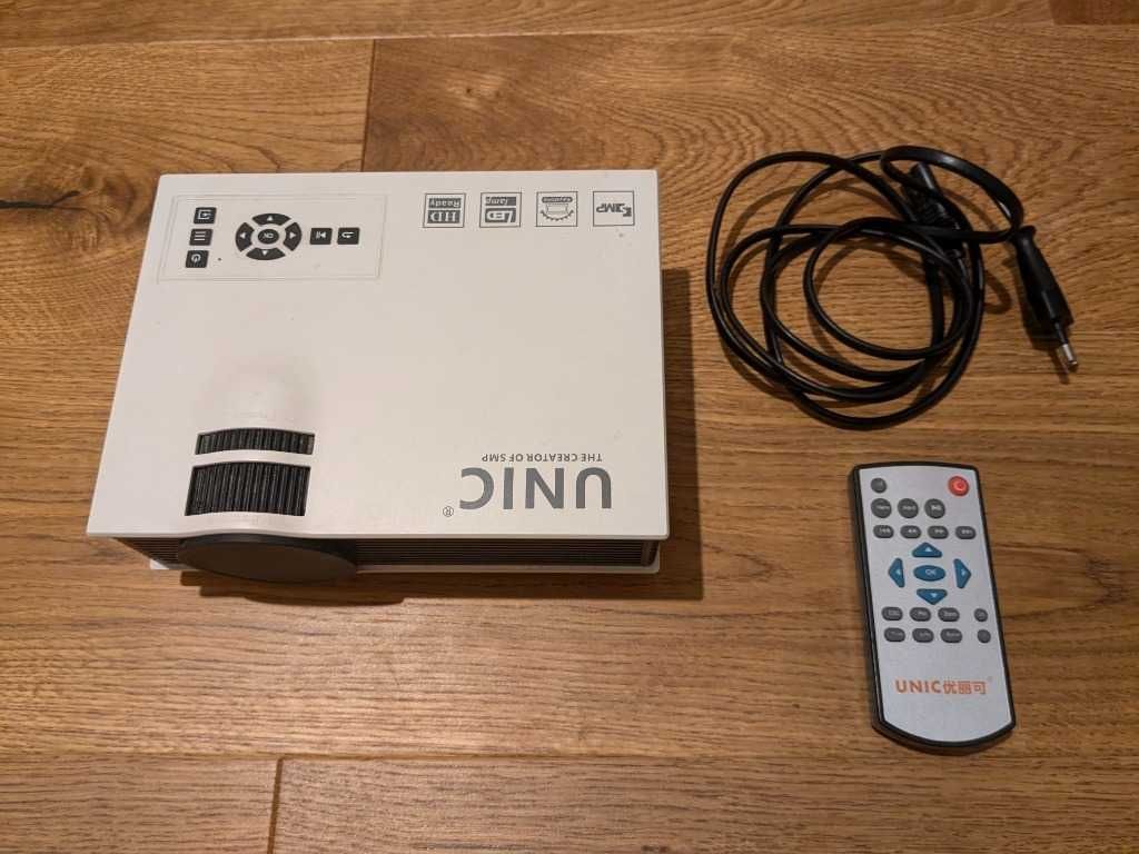 Projektor UNIC UC40