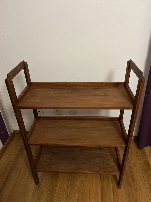 Estante com prateleiras