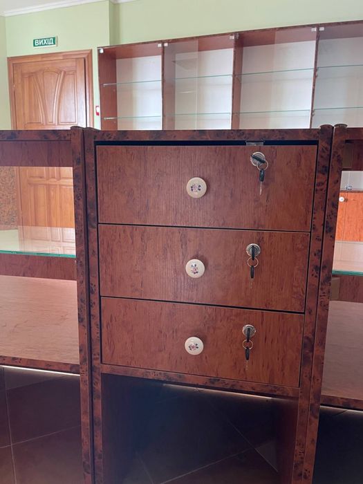 Продам стелажі,прилавки в магазин