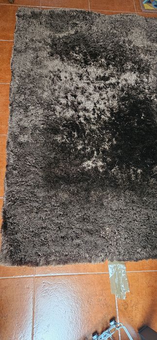 Carpete sala estar castanho.