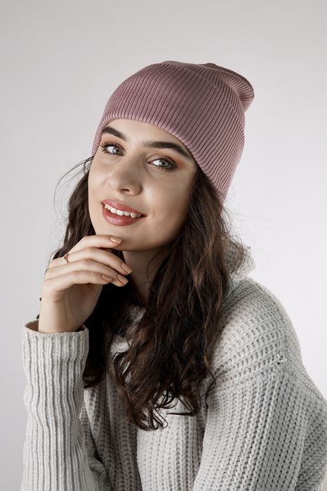 Мʼяка однотонна шапка з відворотом в рубчик, демісезон