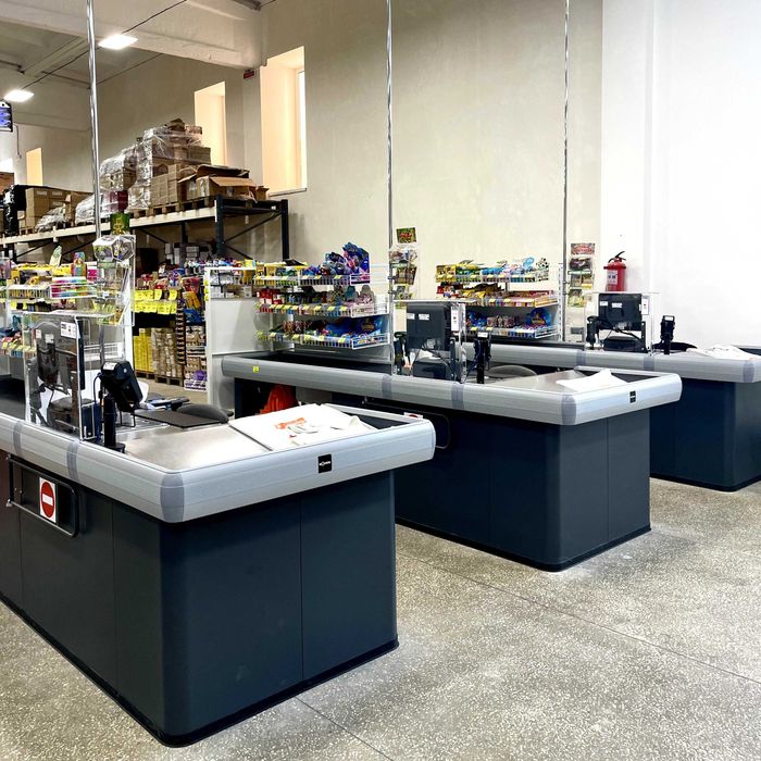 Касова зона. Касовий бокс. Прикасові стелажі для імпульсних продажів.