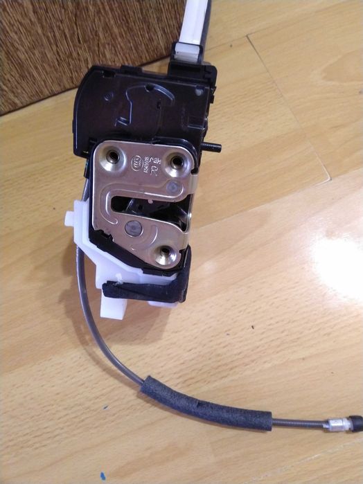 Замок двери Hyundai IX35 задней правой 81420-2S000.