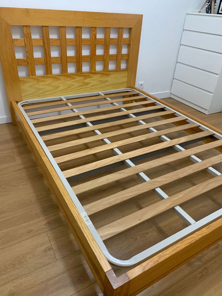 Mesa de cabeceira + cama