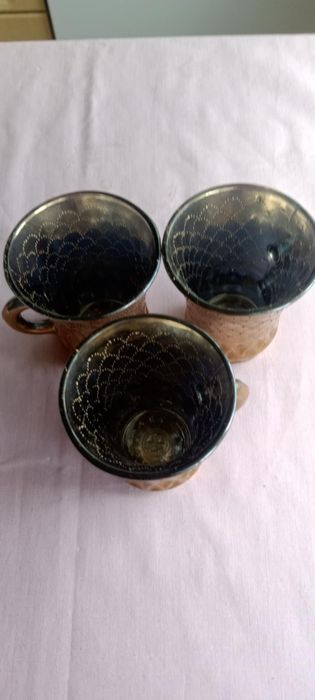 Ozdobne szklane filiżanki złocone