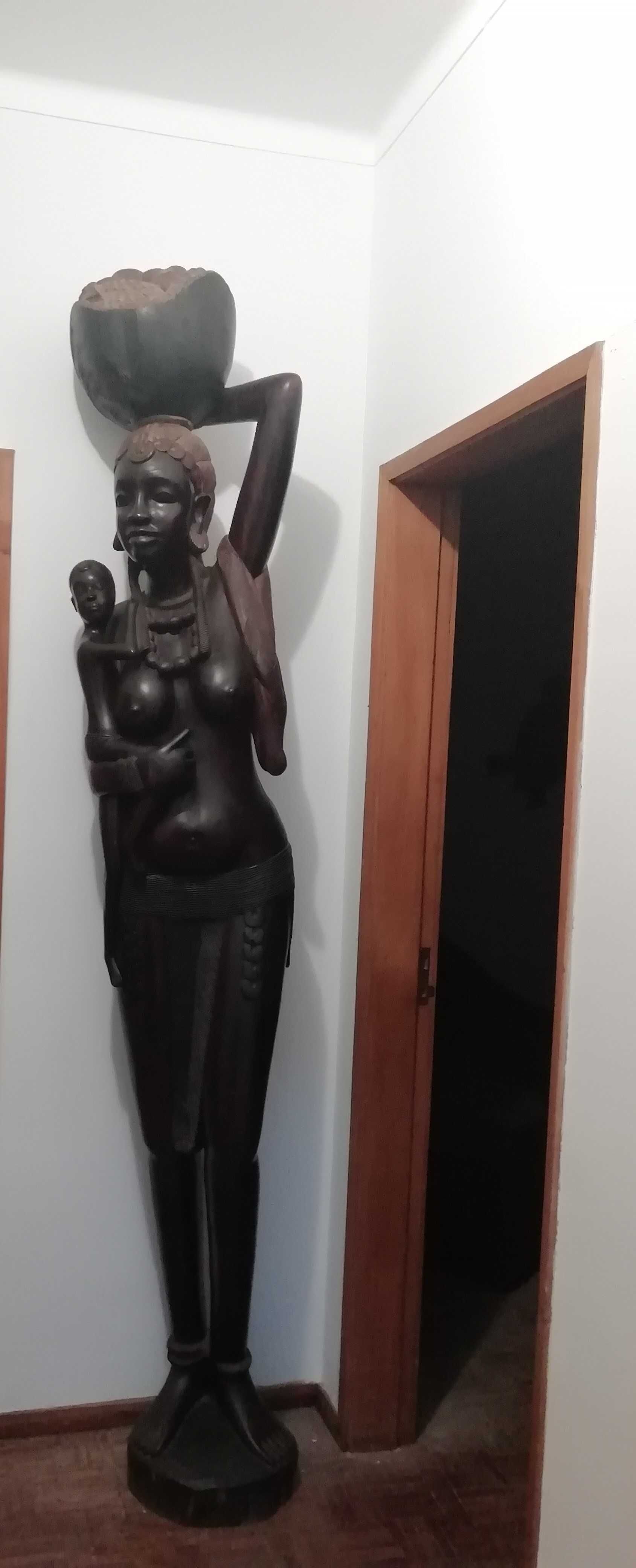 Escultura de mulher africana com filho ao colo-Arte Africana
