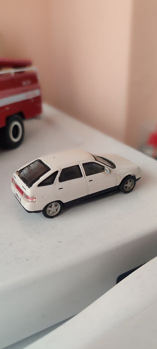 Продам масштабну модель лада 2112  маштаб 1:64