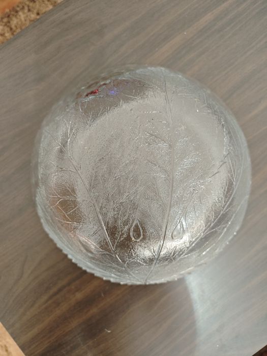 Taça de vidro com relevo