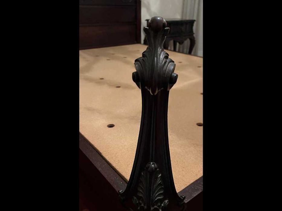 Cama de casal antiga/vintage de madeira escura