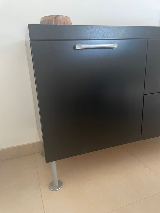 Aparador preto com 3 portas e 2 gavetas
