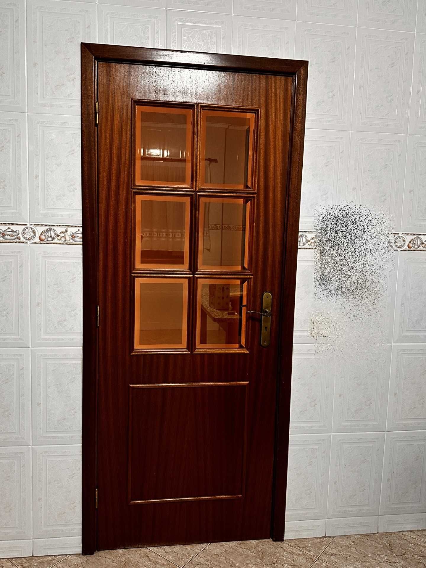 Porta de madeira com vidro