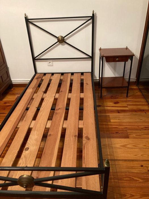 Conjunto Duas Camas solteiro + mesa de cabeceira